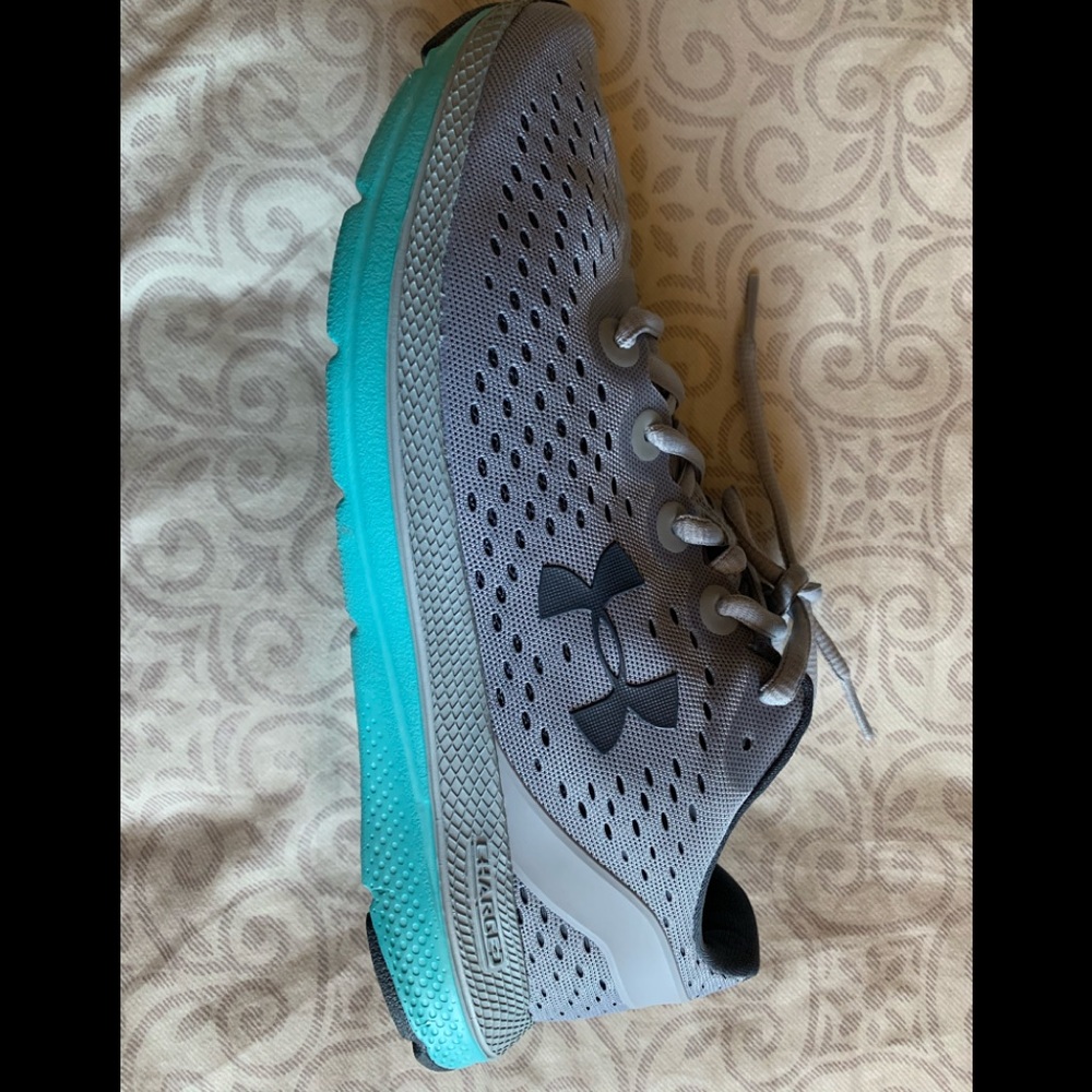 New Never Worn only to try on for display picture.